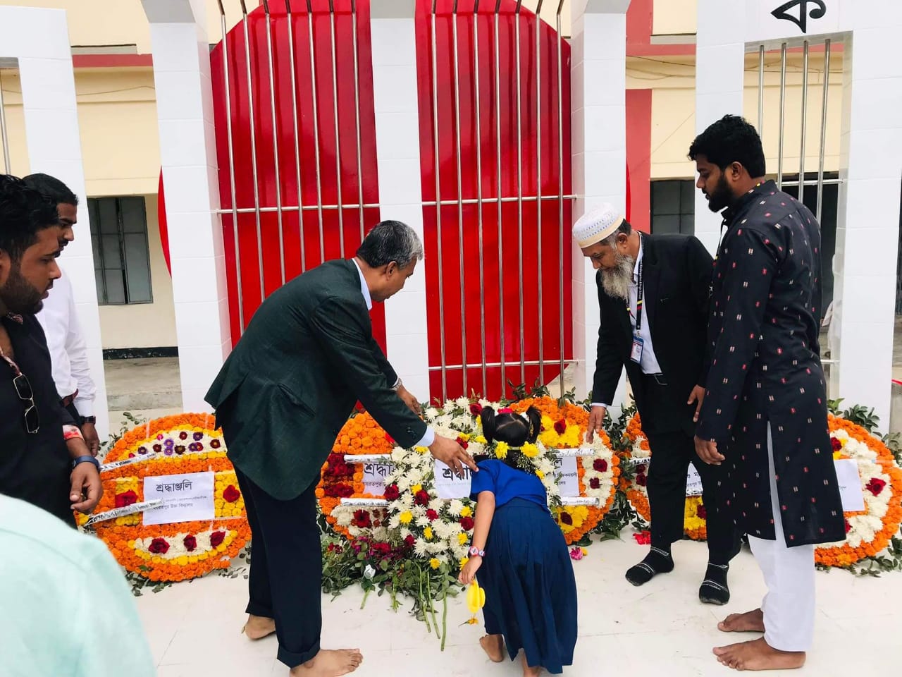 শহীদ মিনারের ফুল 